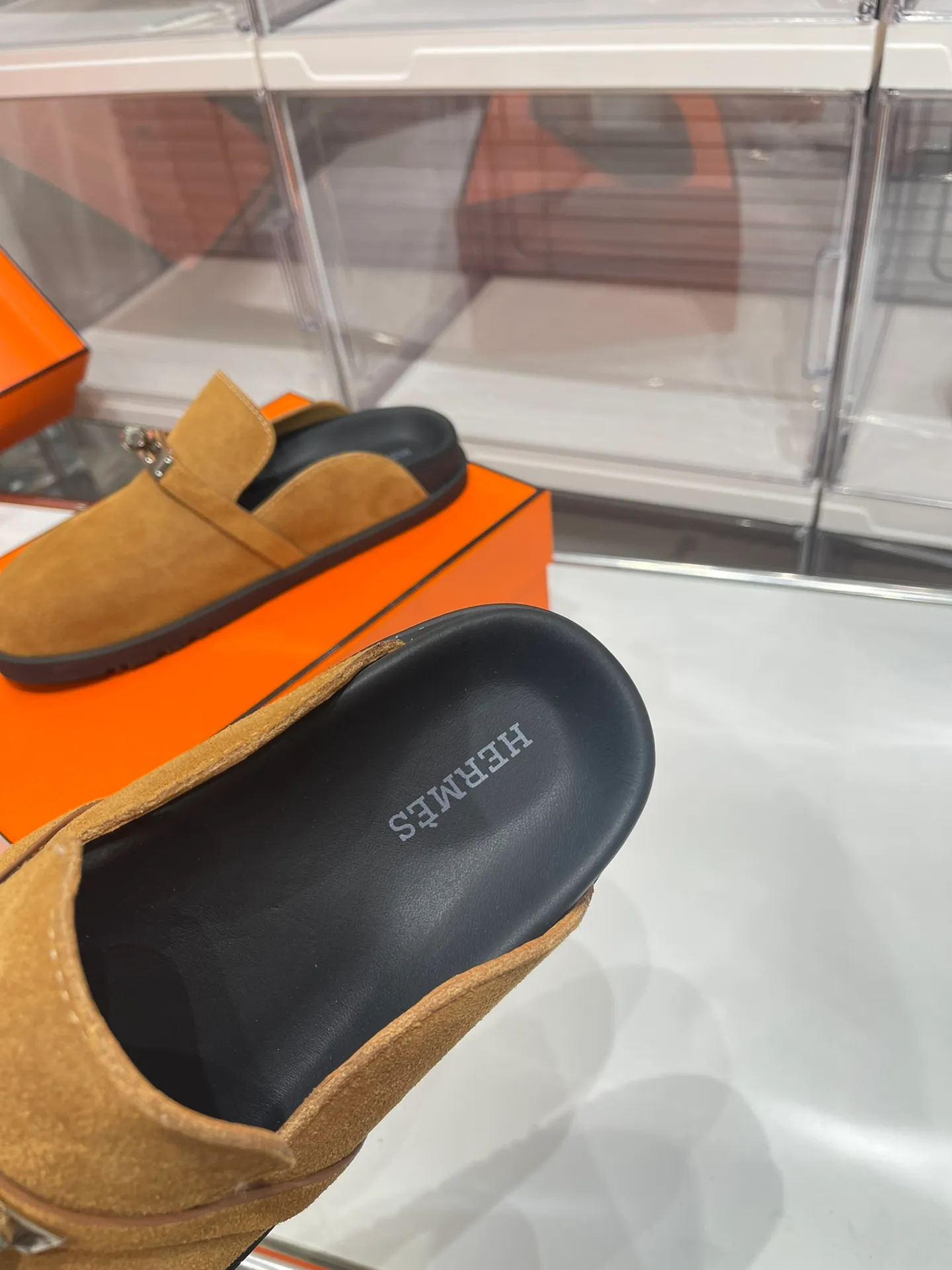 [H Family Hermès] P: 540💰 Size: Male 39-44 (45 46 customized) Female 35-40 (41 42 customized) HERMES Hermès latest kelly buckle couple style Birkenstock slippers, classic family language design! It looks good no matter how you match it! Casual and high-end feeling, the comfort is also great, paired with a variety of colorful socks, it gives a trendy and high-end feel ●Upper: imported cow suede ●Inner: imported sheepskin ●Foot pads: imported mixed sheepskin ●Outsole: Tpu non-slip and wear-resistant outsole